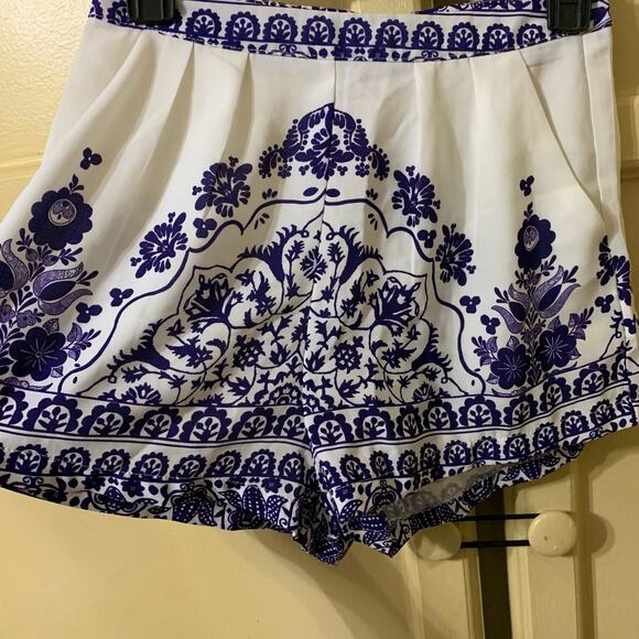 Lily Whyt Blue and White Fine China High Waisted Shorts Size 8 - Picture 11 of 14